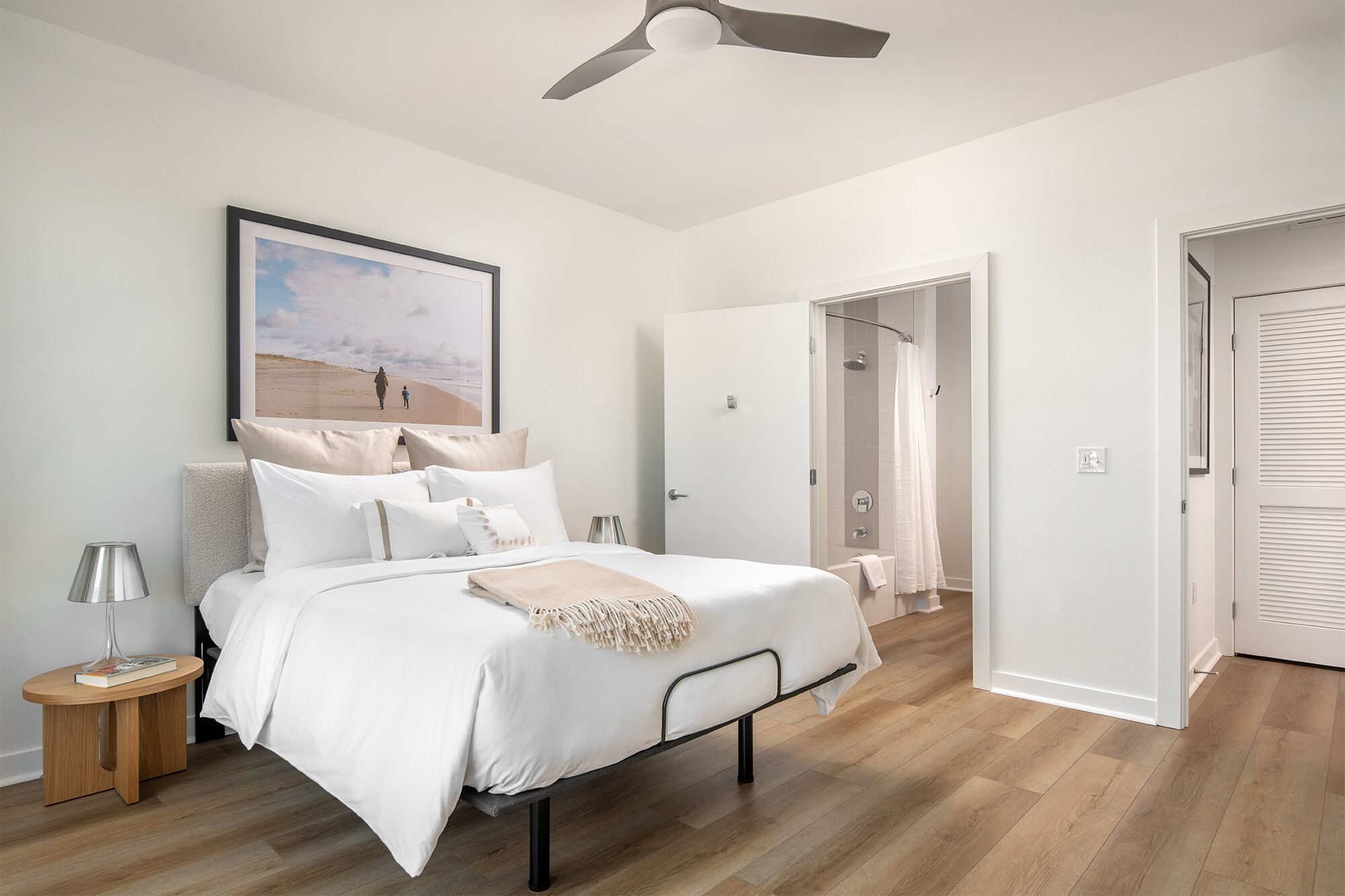 3 chambres, coffres-forts dans les chambres, bureau