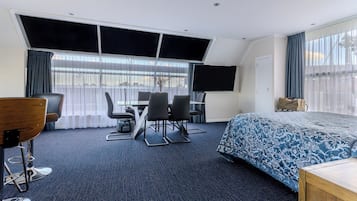 Executive Studio Suite, 1 King Bed | Free WiFi, bed sheets