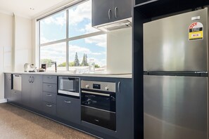 Suite estudio ejecutiva, 1 cama de matrimonio grande | Cocina privada | Frigorífico, microondas, placa de cocina y hervidor eléctrico