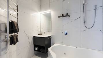 Estudi en suite prèmium, 1 llit de matrimoni, banyera | Bany | Articles de tocador gratuïts, assecador de cabells, tovalloles i sabó