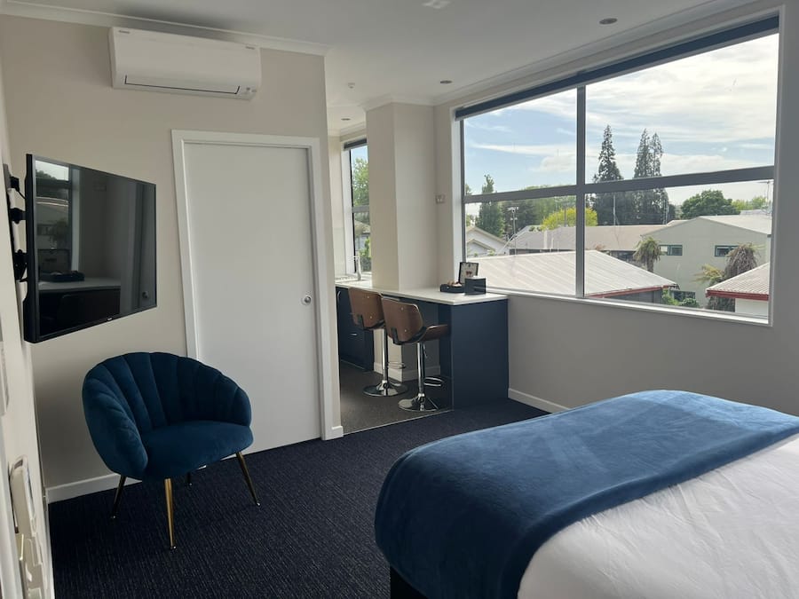 Premium-Studiosuite, 1 Queen-Bett, Badewanne | Kostenloses WLAN, Bettwäsche