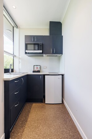 Deluxe Studio, 1 Queen Bed | Private kitchen | Fridge, microwave, stovetop, electric kettle - Hamilton Motel 2025 Limited (Hamilton)