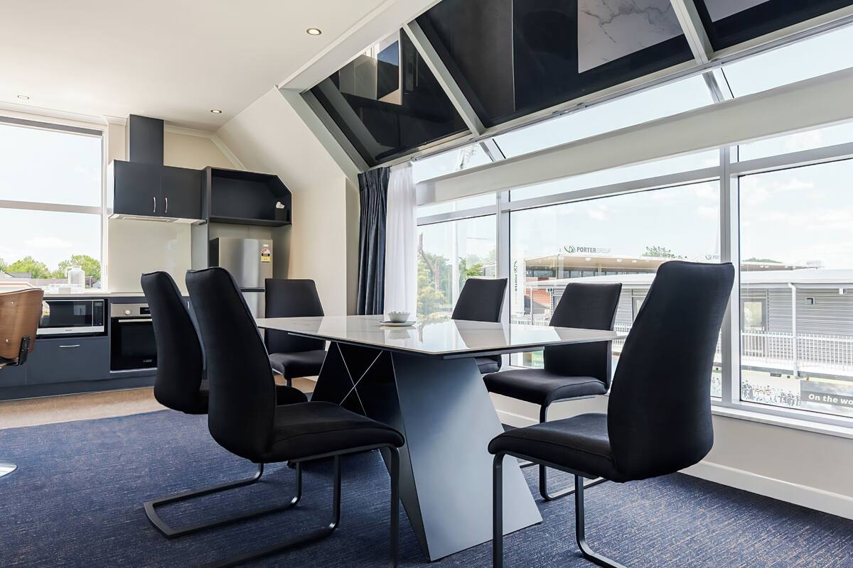 Executive Studio Suite, 1 King Bed | Free WiFi, bed sheets