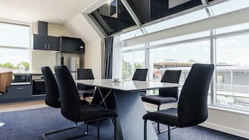 Studio Suite Executive, 1 giường cỡ king | Truy cập Internet không dây miễn phí, bộ trải giường