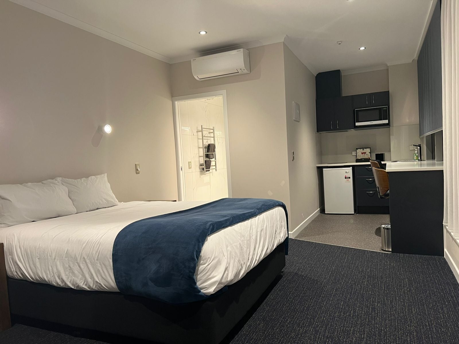 Premium-Studiosuite, 1 Queen-Bett, Badewanne | Kostenloses WLAN, Bettwäsche