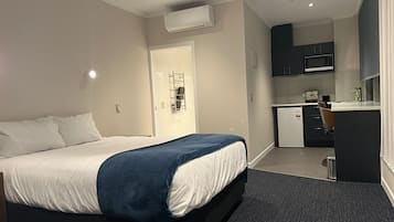 Premium-studiosviitti, 1 keskisuuri parisänky, kylpyamme | Ilmainen Wi-Fi, vuodevaatteet