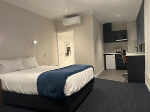 Premium Studio Suite, 1 Queen Bed, Bathtub - Hamilton Motel 2025 Limited (Hamilton)