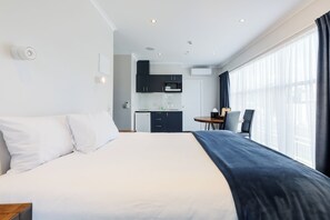 Premium Studio Suite, 1 Queen Bed, Bathtub | Free WiFi, bed sheets
