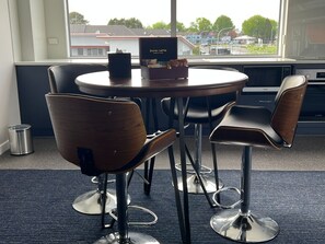 Executive Studio Suite, 1 King Bed - Hamilton Motel 2025 Limited (Hamilton)