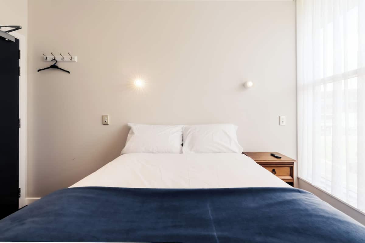 Premium Studio Suite, 1 Queen Bed, Bathtub | Free WiFi, bed sheets