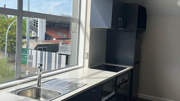 Executive-studiosviitti, 1 suuri parisänky | Yksityinen keittiö | Jääkaappi, mikroaaltouuni, liesi, vedenkeitin