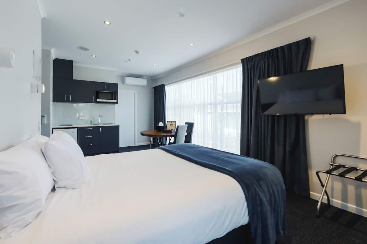 Deluxe Studio, 1 Queen Bed | Free WiFi, bed sheets