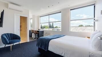 Deluxe Studio, 1 Queen Bed | Free WiFi, bed sheets