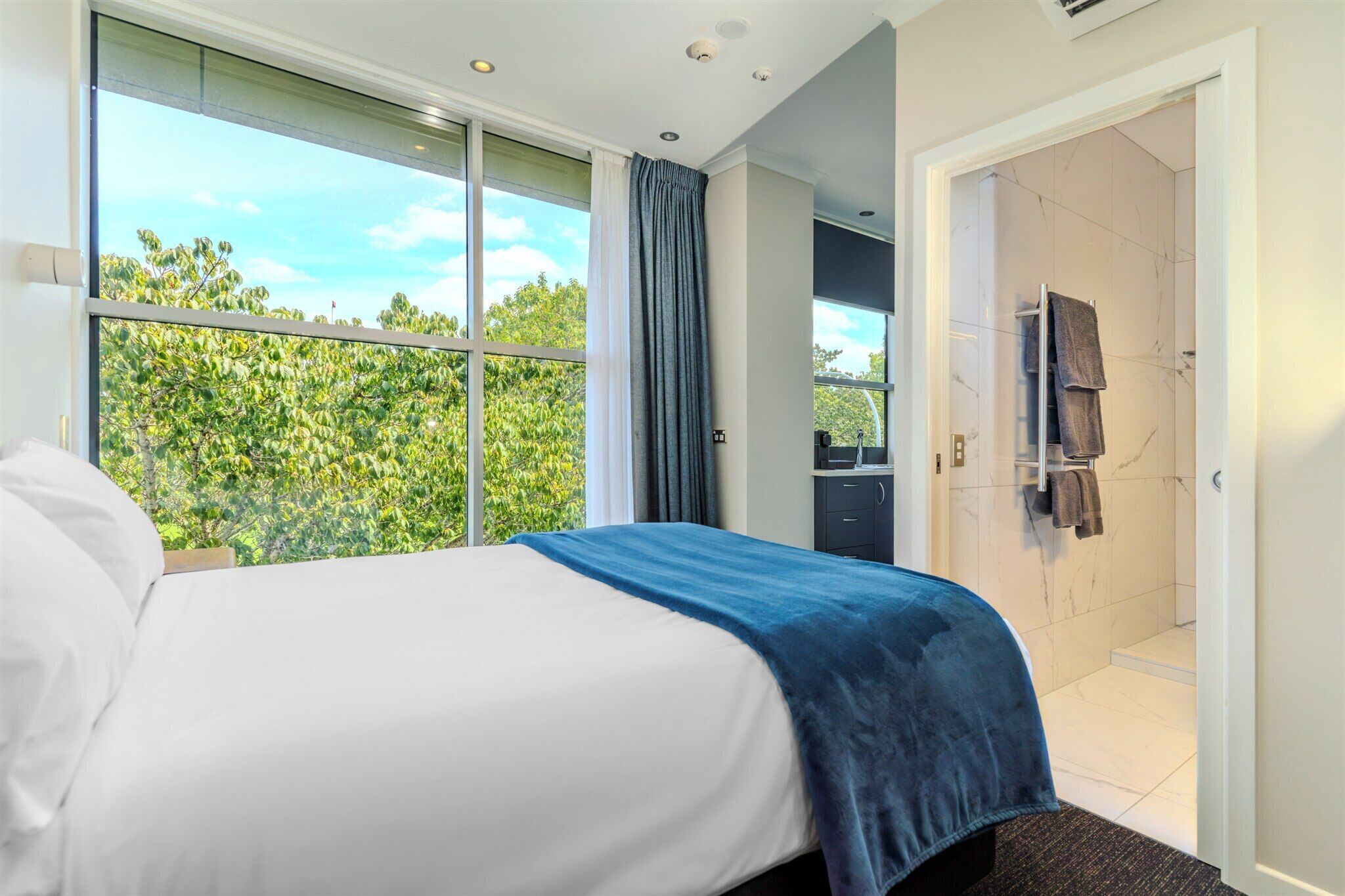 Deluxe Studio, 1 Queen Bed | Free WiFi, bed sheets