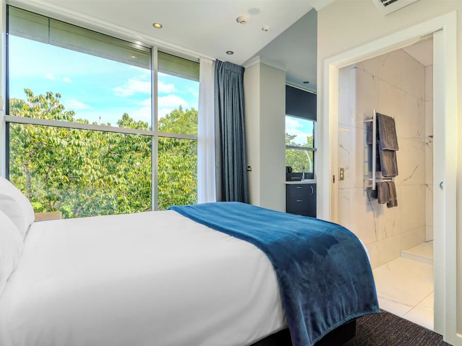 Deluxe Studio, 1 Queen Bed | Free WiFi, bed sheets