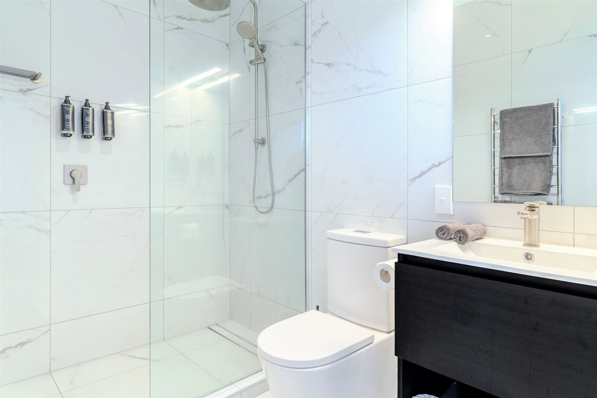 Deluxe Studio, 1 Queen Bed | Bathroom