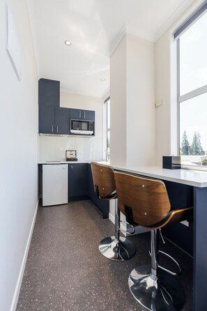 Estudi Deluxe, 1 llit de matrimoni | Cuina privada | Frigorífic, microones, placa de cuina i bullidora elèctrica 