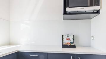 Suite estudio Premium, 1 cama Queen size, tina | Cocina privada | Refrigerador, microondas, parrilla de estufa y tetera eléctrica