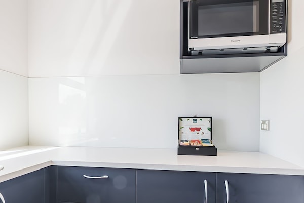 Premium Studio Suite, 1 Queen Bed, Bathtub | Private kitchen | Fridge, microwave, stovetop, electric kettle