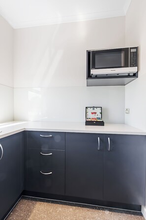 Premium Studio Suite, 1 Queen Bed, Bathtub | Private kitchen | Fridge, microwave, stovetop, electric kettle - Hamilton Motel 2025 Limited (Hamilton)