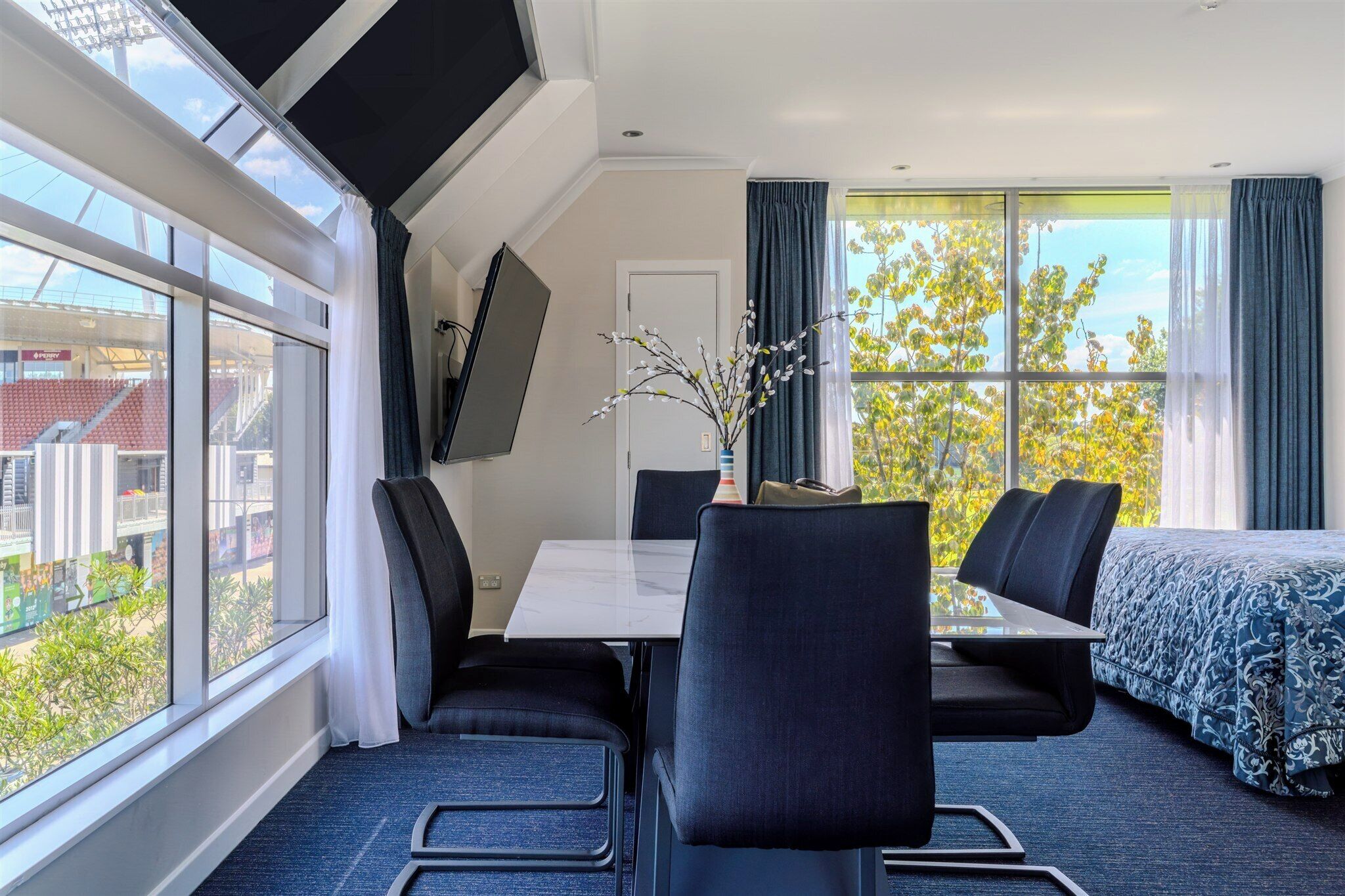 Executive-Studiosuite, 1 King-Bett | Wohnbereich | 43-Zoll-Smart-TV mit Digitalempfang