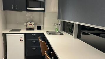 Premium Studio Suite, 1 Queen Bed, Bathtub | Private kitchen | Fridge, microwave, stovetop, electric kettle