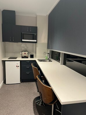 Suite Studio Premium, 1 grand lit, baignoire | Cuisine privée | Réfrigérateur, micro-ondes, plaque de cuisson, bouilloire électrique