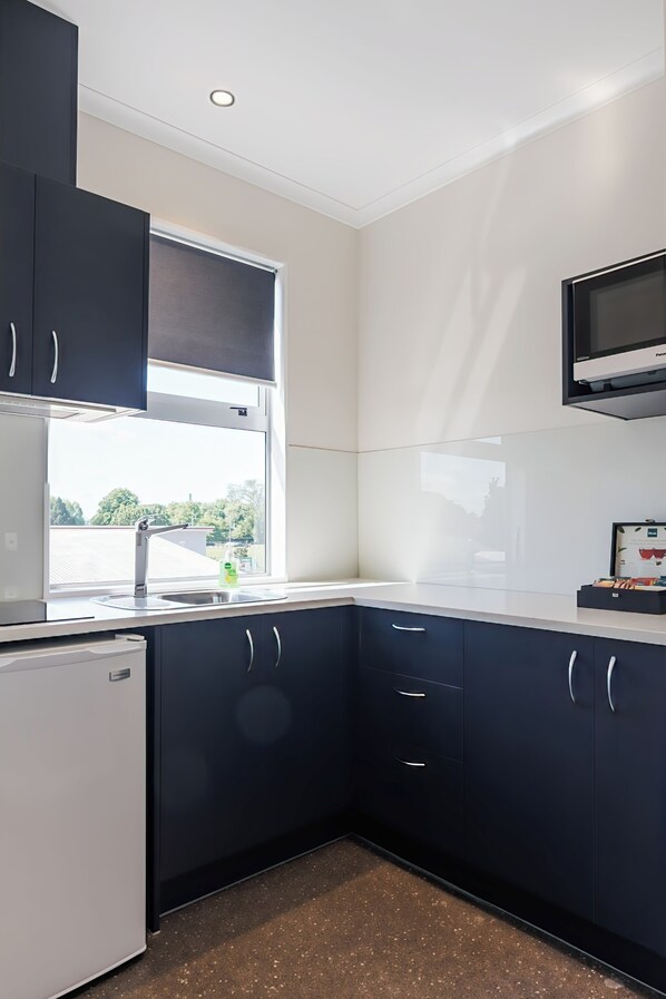 Deluxe-Studio, 1 Queen-Bett | Eigene Küche | Kühlschrank, Mikrowelle, Herdplatte, Wasserkocher