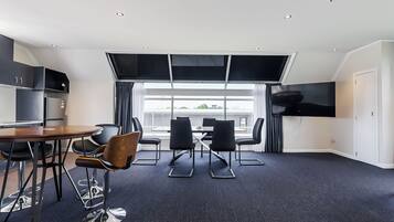 Suite estudio ejecutiva, 1 cama de matrimonio grande | Wifi gratis y ropa de cama