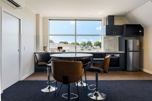 Estudi en suite executiu, 1 llit de matrimoni gran | Wifi gratuïta i roba de llit 