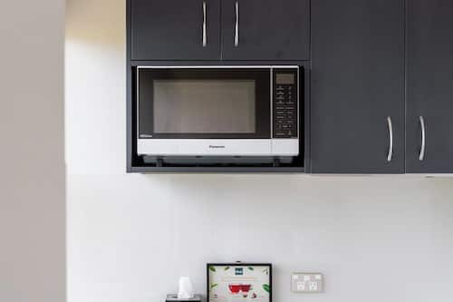 Deluxe Studio, 1 Queen Bed | Microwave
