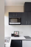 Deluxe Studio, 1 Queen Bed | Microwave