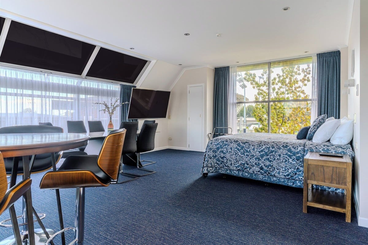 Suite estudio ejecutiva, 1 cama King size | Wifi gratis y ropa de cama