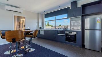 Executive Studio Suite, 1 King Bed | Microwave