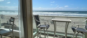 Stunning oceanfront retreat right on the Mission Beach Boardwalk! Parking!