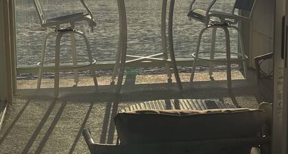 Stunning oceanfront retreat right on the Mission Beach Boardwalk! Parking!