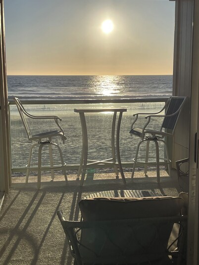 Stunning oceanfront retreat right on the Mission Beach Boardwalk! Parking!