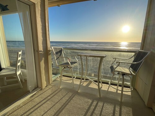 Stunning oceanfront retreat right on the Mission Beach Boardwalk! Parking!