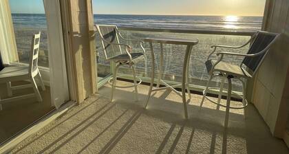 Stunning oceanfront retreat right on the Mission Beach Boardwalk! Parking!