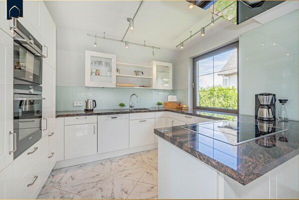 Unclassified image, 1 of 39, button