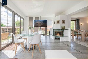 Unclassified image, 2 of 39, button