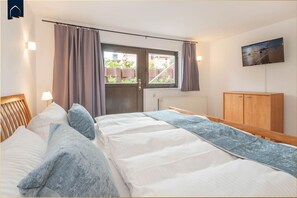 5 bedrooms, desk, iron/ironing board, WiFi