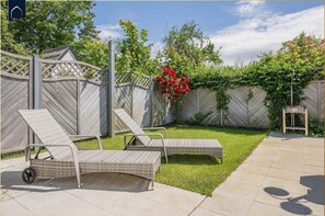 Unclassified image, 3 of 39, button