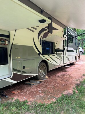 Property grounds - Class A RV 2022 Holiday Rambler Shooting Creek NC. Full Hook Up (Hayesville)