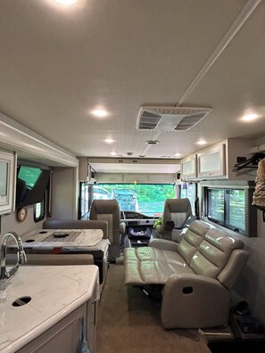 Interior - Class A RV 2022 Holiday Rambler Shooting Creek NC. Full Hook Up (Hayesville)