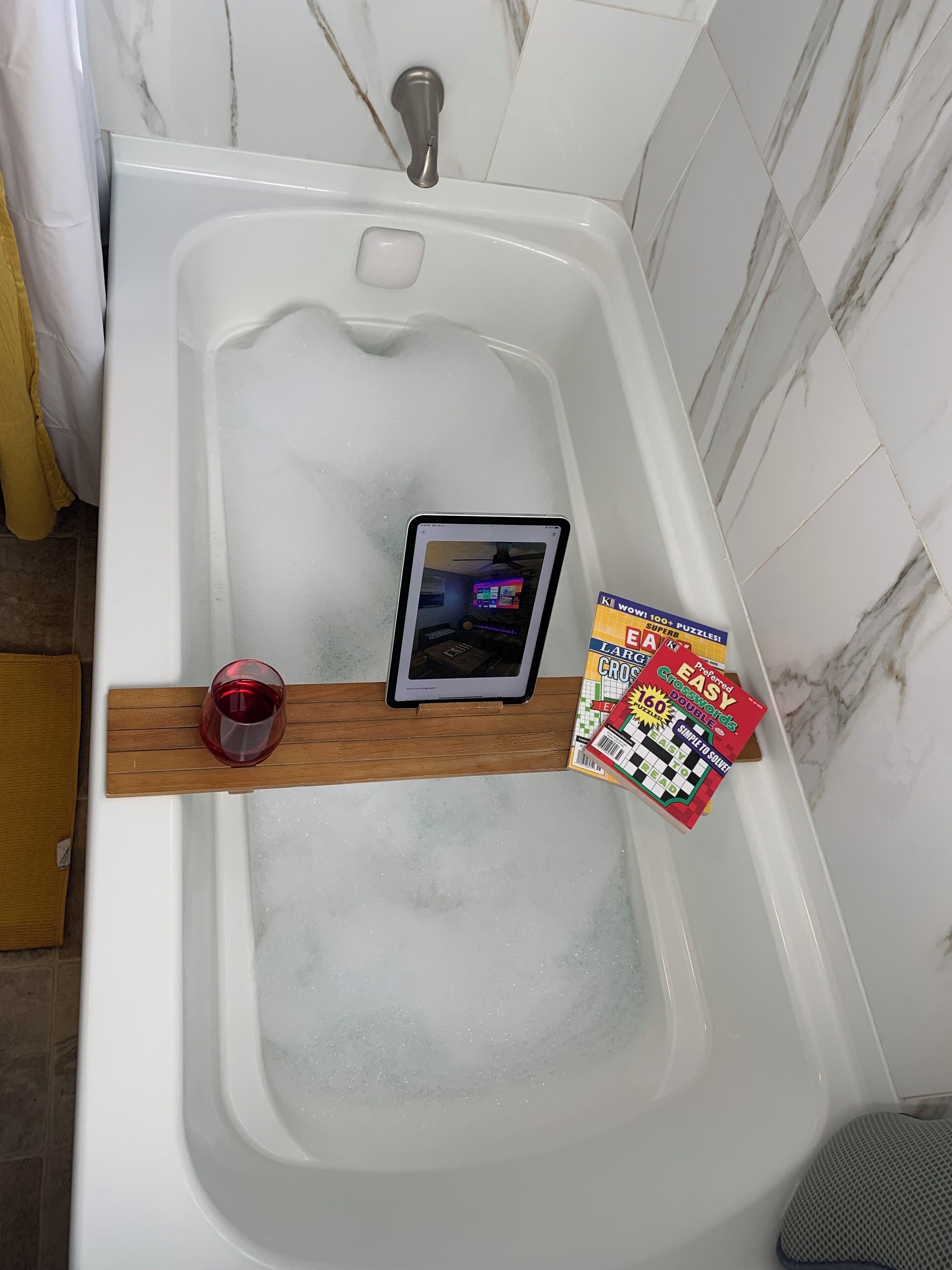 Secador de cabelo, bidê, toalhas de banho, sabonete