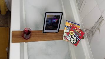 Een haardroger, een bidet, handdoeken, zeep