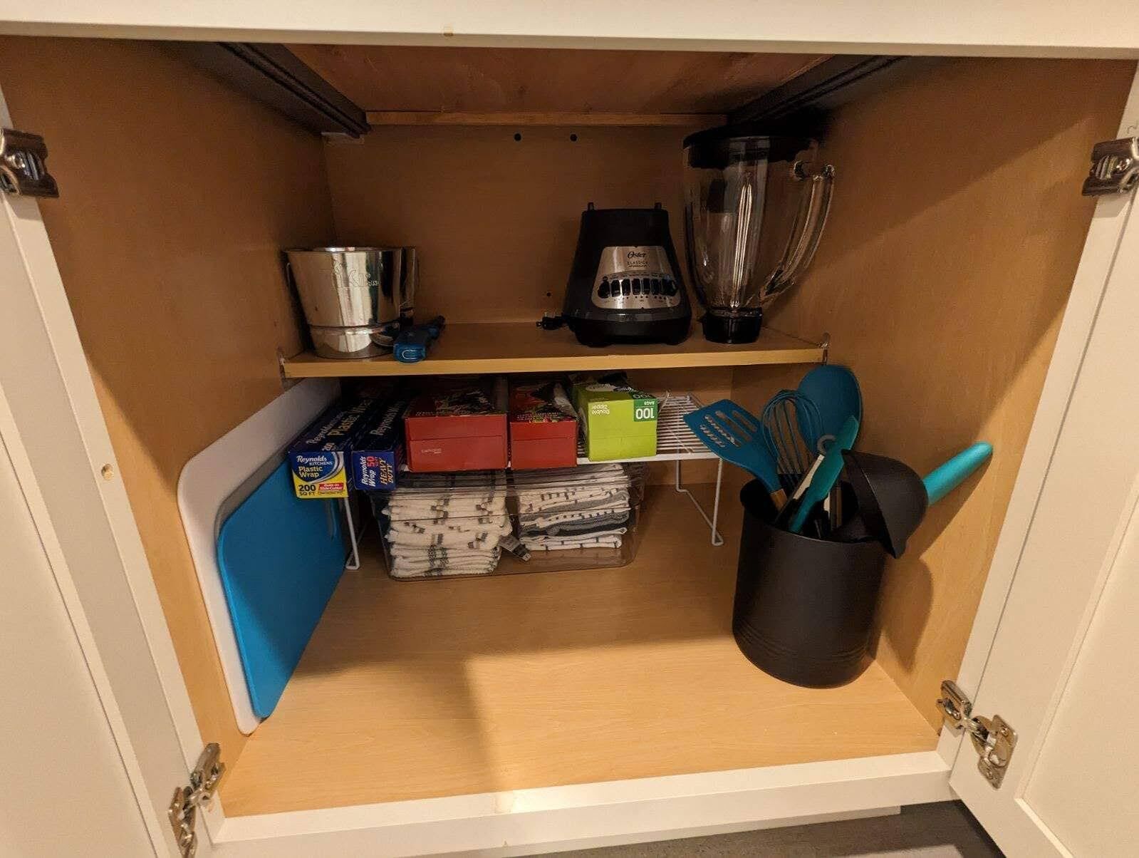 Eine Küche mit Mixer, Kaffeemaschine und verschiedenen Küchenutensilien in Regalen.