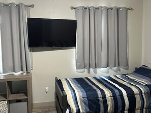 5 bedrooms, iron/ironing board, WiFi, bed sheets