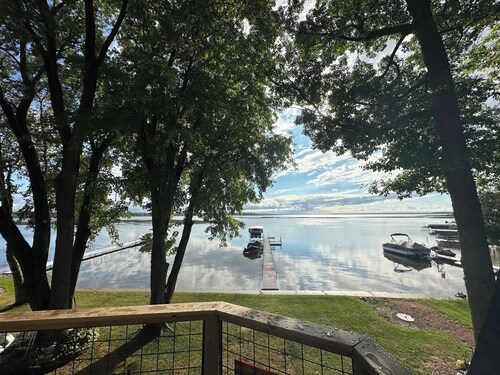 Lake house on beautiful Shawano Lake for NFL draft